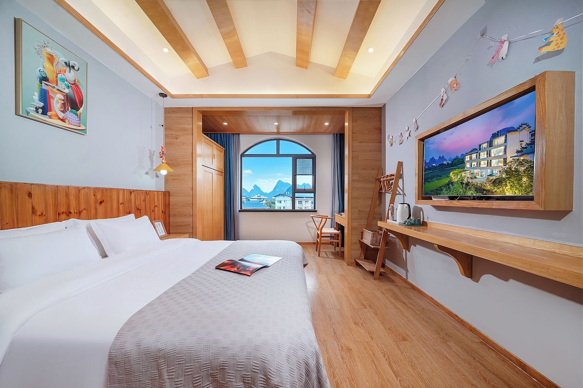 Habitación básica doble, 1 cama Queen size, vista a la montaña | Espacio para trabajar con laptop, insonorización y wifi gratis