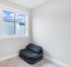 Interior - Vibrant South Surrey (Surrey)