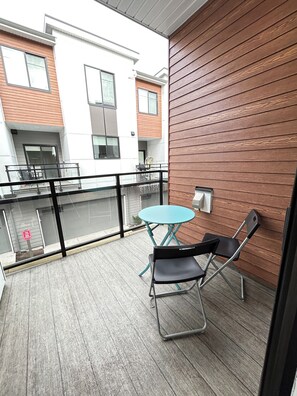 Outdoor dining - Vibrant South Surrey (Surrey)
