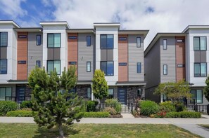 Exterior - Vibrant South Surrey (Surrey)