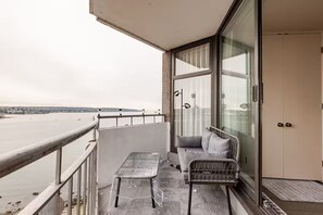Property grounds - Wake Up to Water Views in this Cozy Retreat (Vancouver)