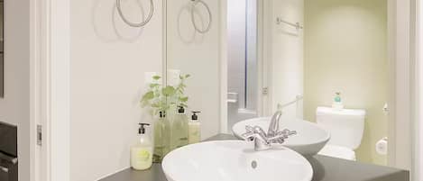 Serviettes fournies, savon, papier toilette