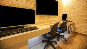 Un espace de travail équipé de deux écrans d’ordinateur, d’un clavier et de deux chaises de bureau.
