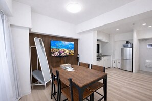 Apartment, 2 Doppelbetten | Essbereich im Zimmer