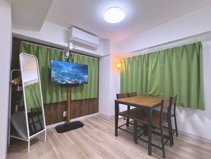 Blackout drapes, iron/ironing board, free WiFi, bed sheets - EPO Shinmachi Maison Apartment (Osaka)