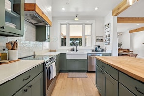 Fridge, microwave, oven, stovetop - Redwood Meadows 4-bedroom Farmhouse in Beautiful Crescent City (Crescent City)