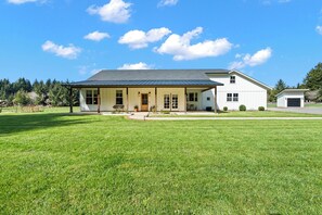 Exterior - Redwood Meadows 4-bedroom Farmhouse in Beautiful Crescent City (Crescent City)