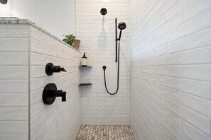 Shower, hair dryer, towels, soap - Redwood Meadows 4-bedroom Farmhouse in Beautiful Crescent City (Crescent City)