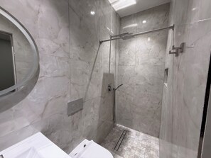 Secadora de cabello, toallas, jabón, papel de baño 