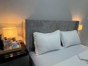 1 bedroom, iron/ironing board, WiFi, bed sheets - Cozy walk-in room at Sanrai located in the heart of Gros Islet (Gros Islet)