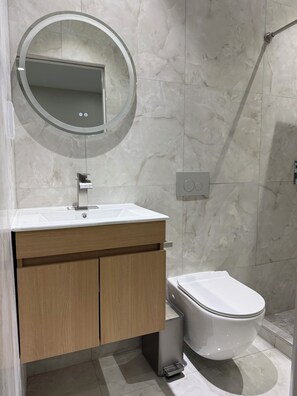 Secadora de cabello, toallas, jabón, papel de baño 