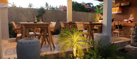 Villa, 1 King-Bett, Poolblick | Speisen im Freien