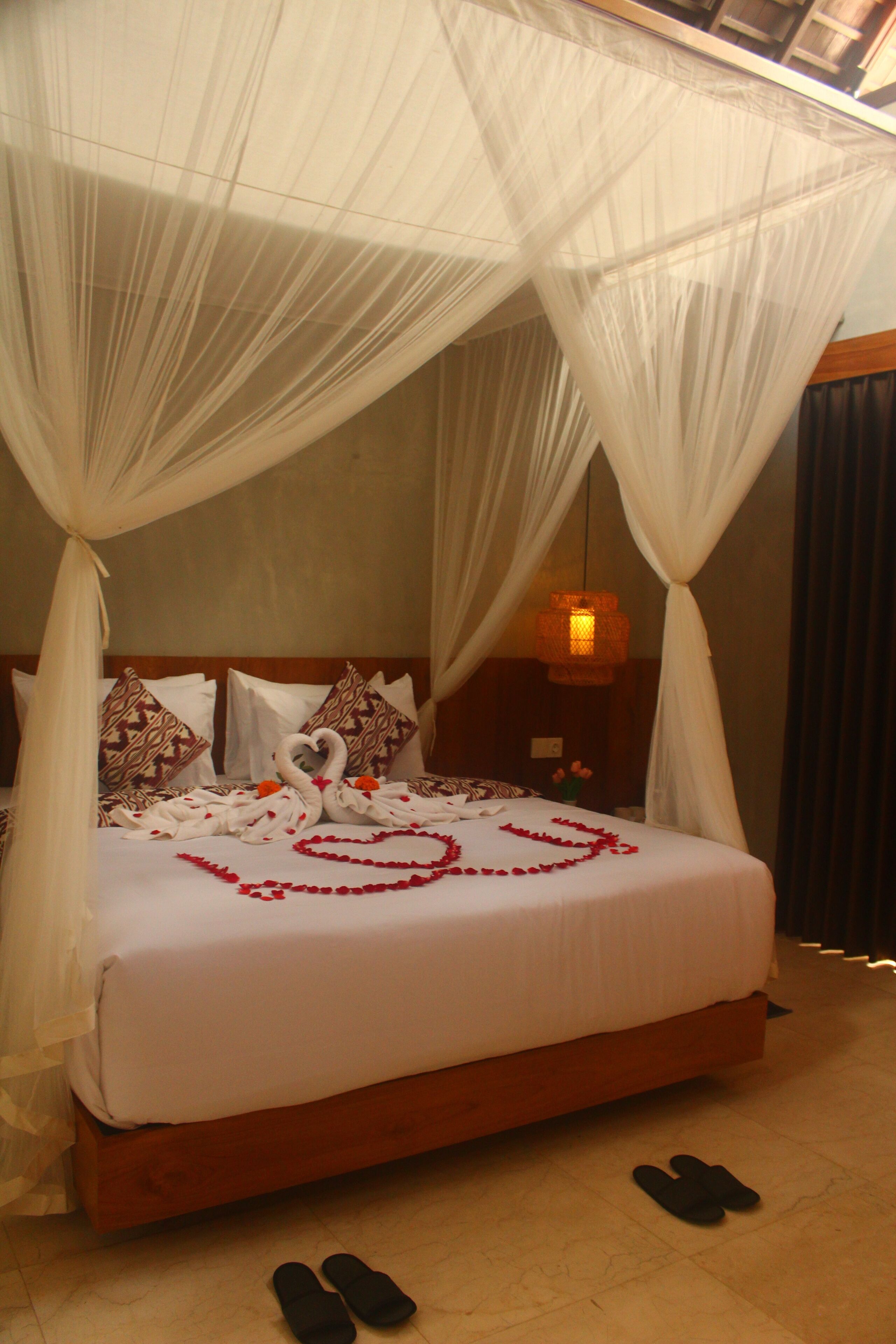 In-room safe, desk, free WiFi