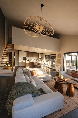 Villa Premium, alberca privada, vista al jardín | Área de sala de estar