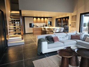 Villa Prestige, piscine privée, vue sur le jardin | Cuisine privée | Chaise haute