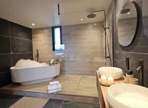 Premium Villa, Private Pool, Garden View | Bathroom | Bathrobes, towels, soap, shampoo