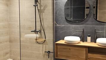 Comfort driepersoonskamer, privézwembad, uitzicht op tuin | Badkamer