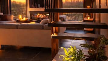 Premium-Villa, eigener Pool, Gartenblick | Wohnbereich