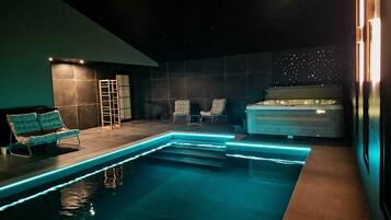 Tremannsrom – comfort, privat basseng, hageutsikt | Basseng | Innendørsbasseng