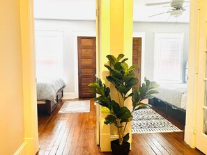 デスク、WiFi (無料)、ベッドシーツ