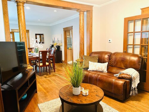 Spacious 6BR Home · Near Top Attractions