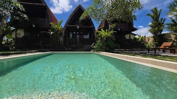 Una piscina al aire libre