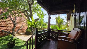 Escritorio, espacio para trabajar con laptop y wifi gratis 