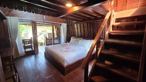 Habitación Deluxe doble, vistas a la piscina | Escritorio, espacio para trabajar con un portátil, wifi gratis