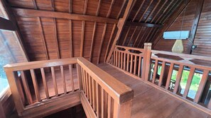 Escritorio, espacio para trabajar con laptop y wifi gratis 