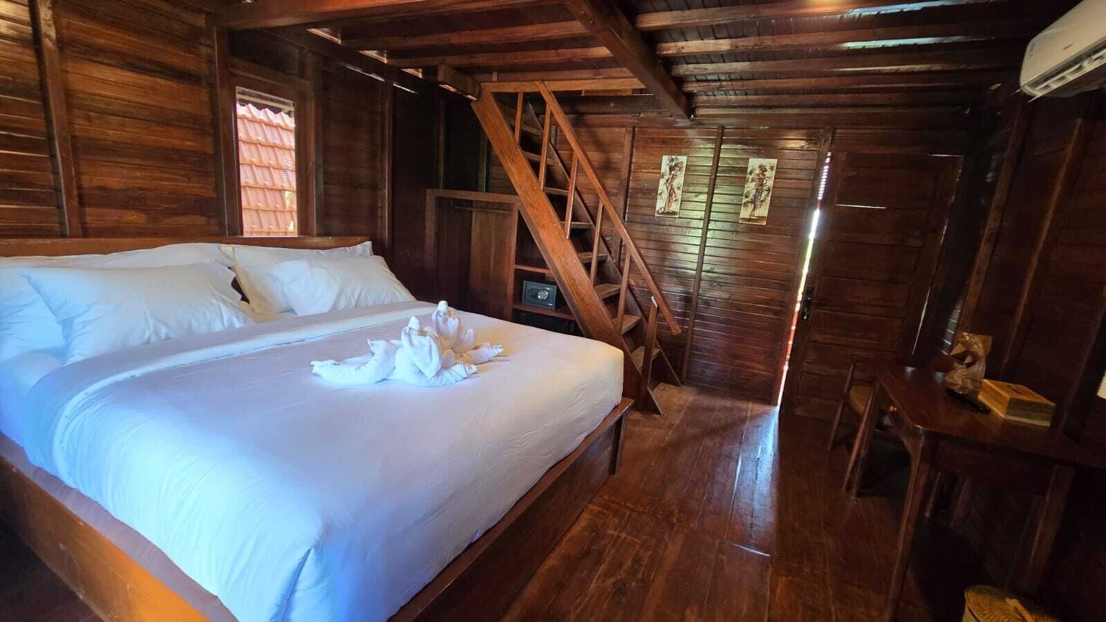 Escritorio, espacio para trabajar con laptop y wifi gratis 