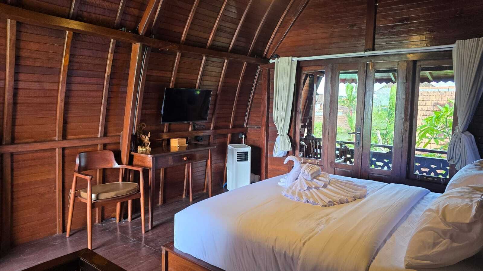 Escritorio, espacio para trabajar con laptop y wifi gratis 