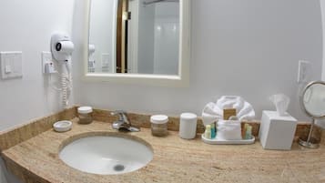 Douche, séchoir à cheveux, serviettes fournies, savon