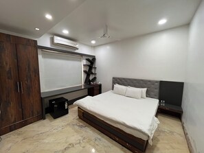 Espacio para trabajar con laptop y wifi gratis 