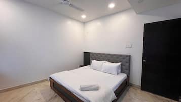 Double Room | Laptop workspace, free WiFi