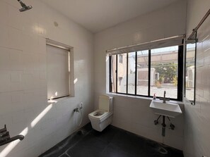 Kamar Double | Kamar mandi | Shower, handuk, sabun, dan sampo