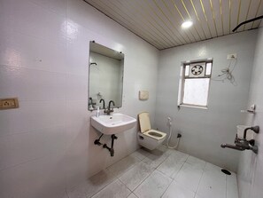 ダブルルーム | バスルーム | シャワー、タオル、石鹸、シャンプー