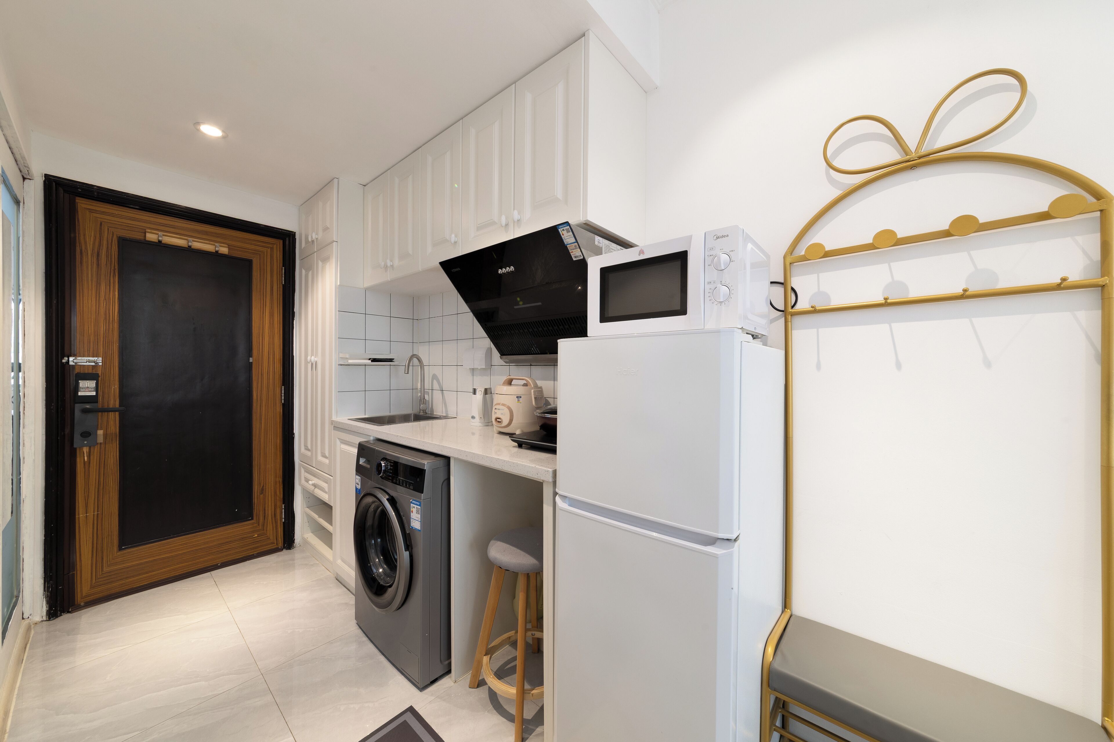 Comfort Twin kamer | Privékeuken | Een magnetron, een kookplaat, kookgerei, borden en bestek