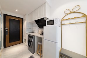 Phòng 2 giường đơn tiện nghi đơn giản | Bếp riêng | Lò vi sóng, bếp nấu, dụng cụ nấu nướng/bát dĩa/dao nĩa 