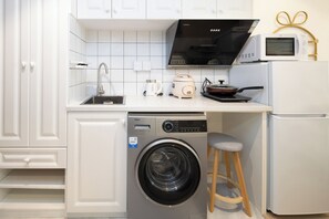 Comfort Twin Room | Private kitchen | Fridge, microwave, stovetop, rice cooker - Shanghai Tongrenge Guesthouse  (Shanghai)