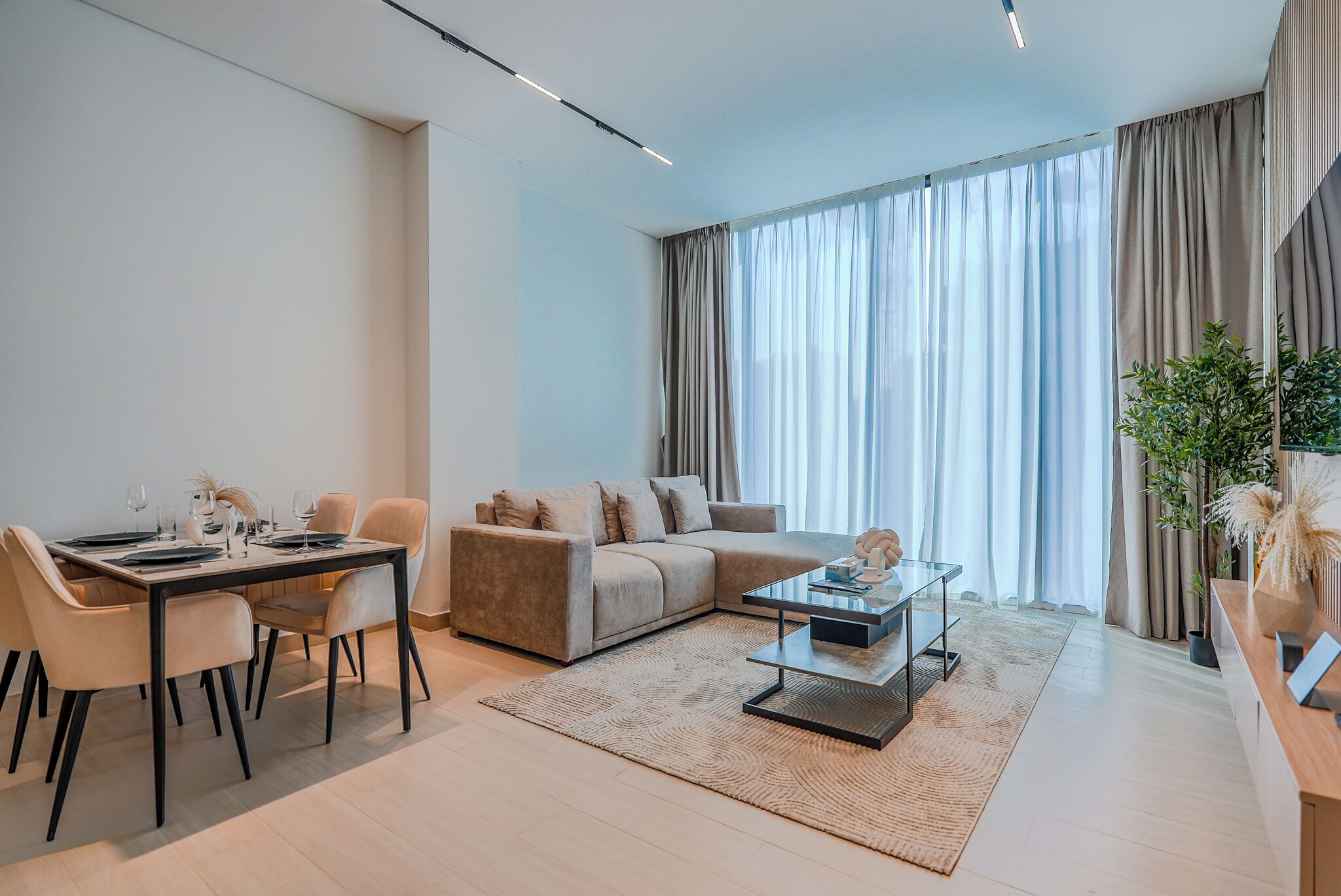 Luxury-Apartment, 2 Schlafzimmer, Balkon, Kanalblick | Wohnbereich | 55-Zoll-Smart-TV mit Digitalempfang
