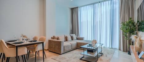 Appartement Luxe, 2 chambres, balcon, vue canal | Coin séjour | TV connectée de 55 pouces avec chaînes numériques