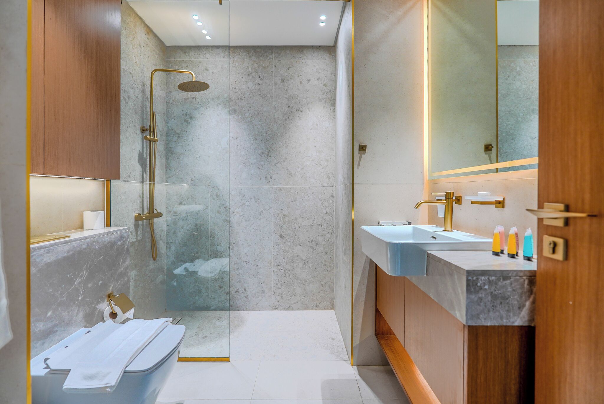 Une salle de bain moderne avec une douche à parois de verre, un meuble-lavabo et un miroir.