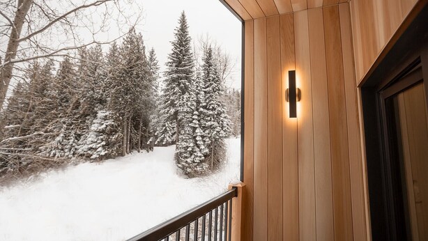 A wooden exterior wall with a recessed light fixture and a door. - Tinwood Cabins – The Climb, 3 mins to Rossland (Rossland)