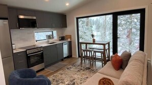 Living area - Tinwood Cabins The Descent, Cozy 3 min to Rossland (Rossland)