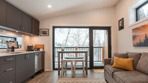 Interior - Tinwood Cabins The Descent, Cozy 3 min to Rossland (Rossland)