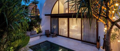 Premium-Villa, Terrasse, Gartenblick | Pool | Außenpool