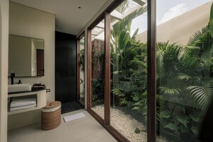 Villa Premium, 2 habitaciones, vistas al patio | Baño | Artículos de higiene personal gratuitos, secador de pelo y albornoces