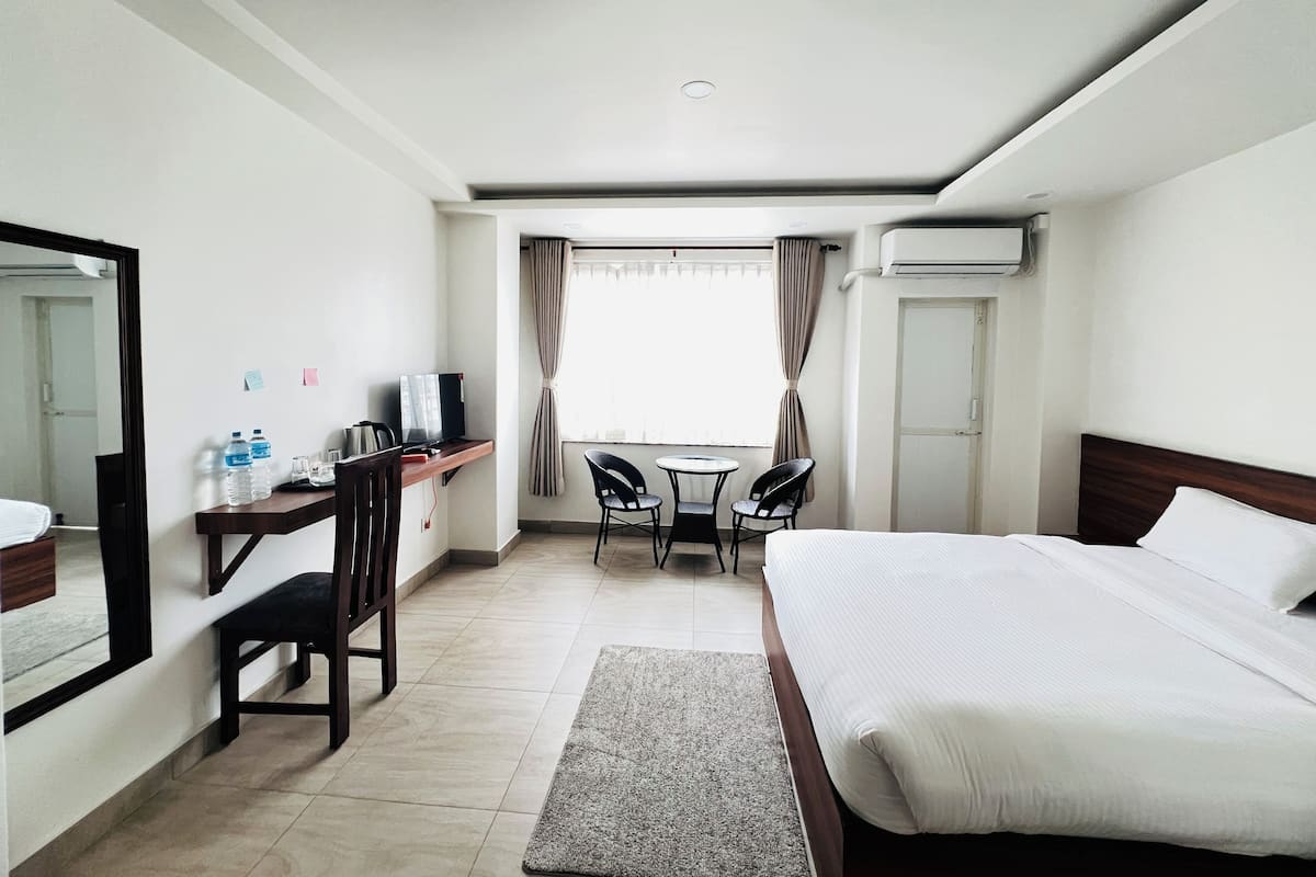 Deluxe-Doppelzimmer, Balkon, Blick auf den Jachthafen | Schreibtisch, kostenloses WLAN