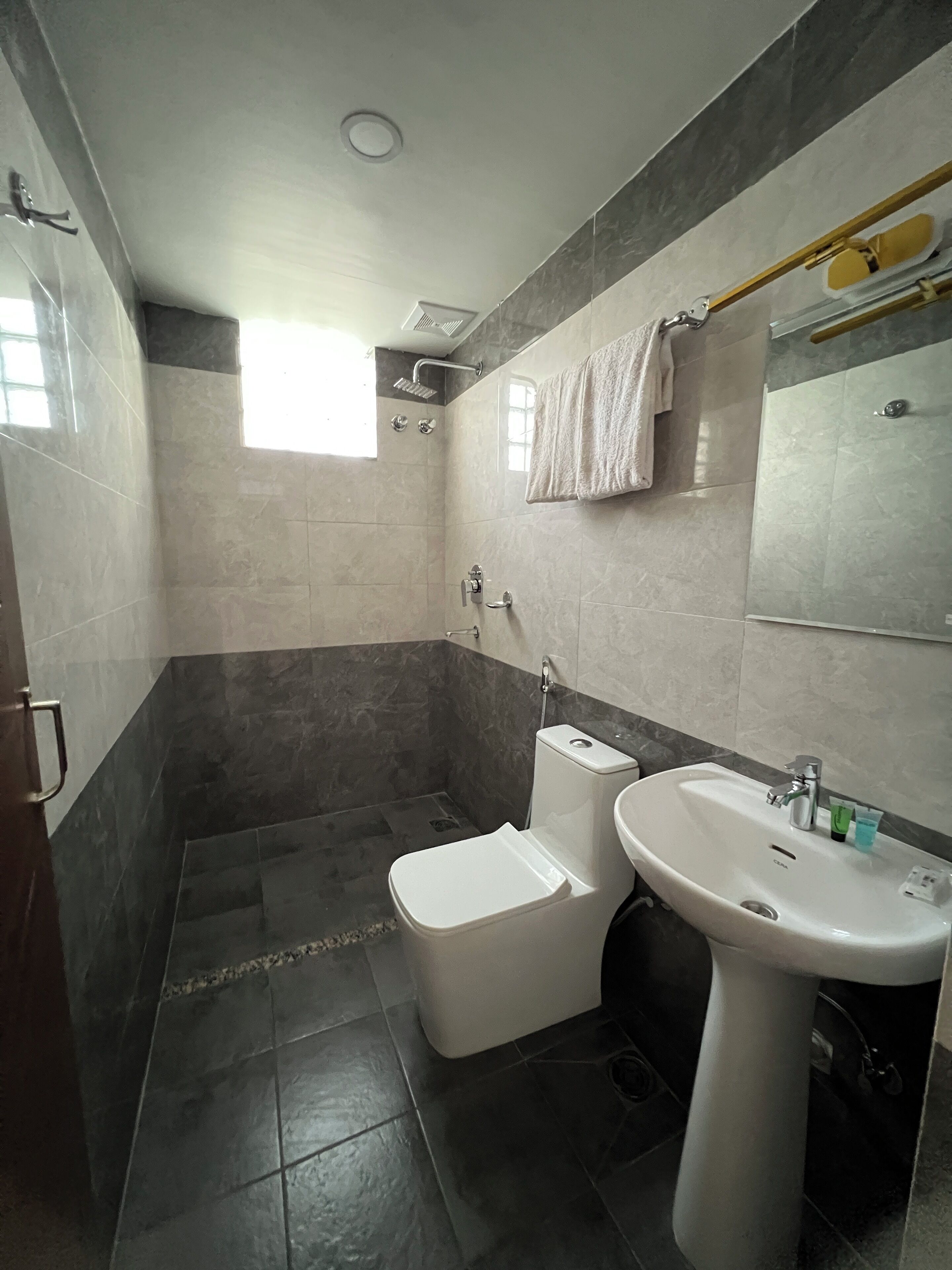 Familie appartement, balkon, uitzicht op heuvels | Badkamer | Een douche, gratis toiletartikelen, handdoeken, zeep