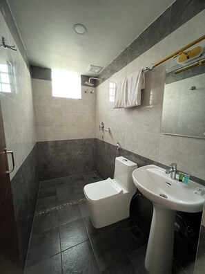 Familieleilighet, balkong, utsikt mot høyde | Bad | Dusj, toalettartikler (inkludert), håndklær og såpe